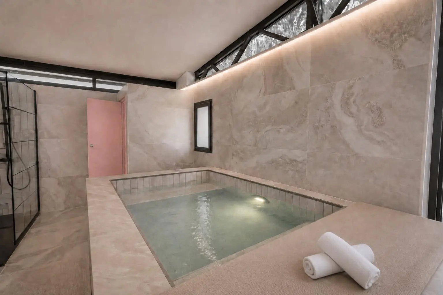 Piscina interior climatizada